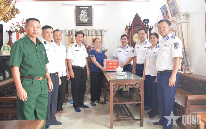  Đoàn công tác Hải đoàn 11 thăm, tặng quà gia đình liệt sĩ và các gia đình chính sách trên địa bàn đóng quân. 