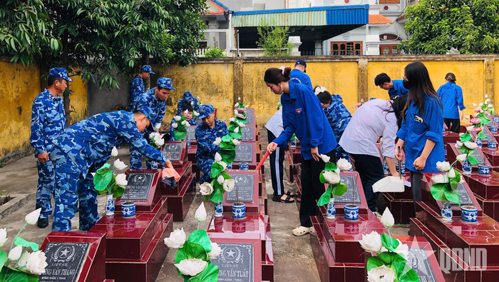 Cán bộ, đoàn viên, hội viên Hải đoàn 11 vệ sinh, chỉnh trang và dâng hương tại Nghĩa trang Liệt sĩ Nam Hải. 