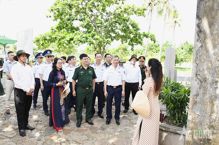 Đoàn công tác tham quan di tích lịch sử.