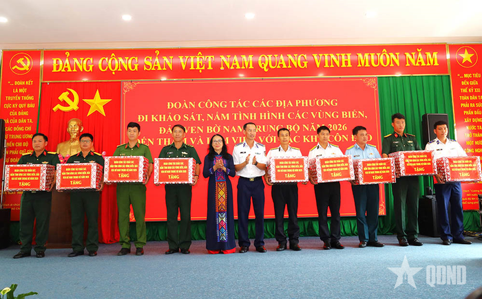 Đại diện Đoàn công tác trao quà tặng các đơn vị lực lượng vũ trang trên địa bàn đặc khu Côn Đảo. 