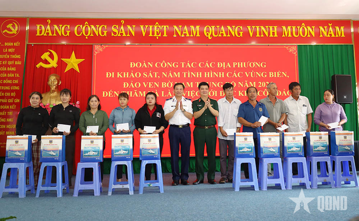  Thiếu tướng Trần Văn Xuân, Phó chính ủy Cảnh sát biển Việt Nam trao quà tặng gia đình chính sách. 