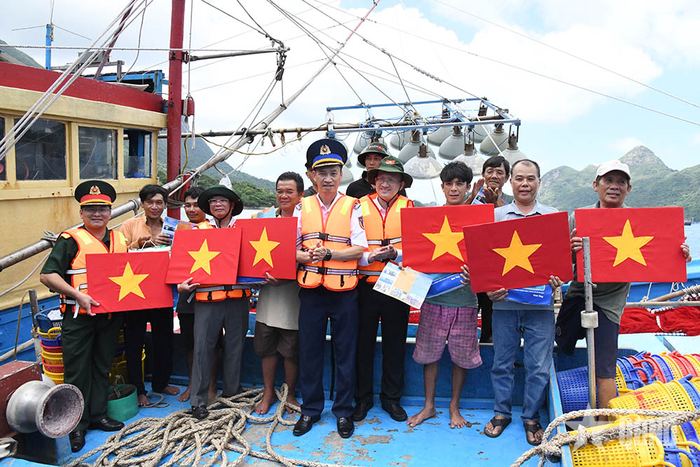 Đại diện Đoàn công tác trao quà tặng ngư dân. 