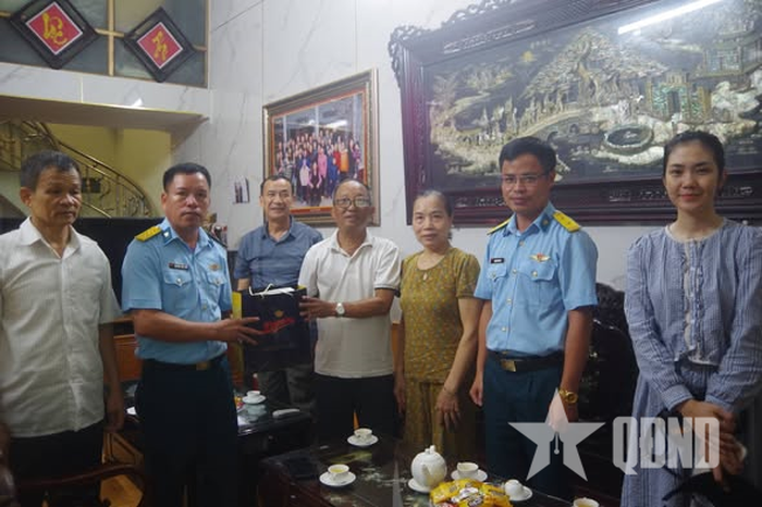  Đoàn công tác Trung đoàn 295 thăm, tặng quà các gia đình chính sách trên địa bàn phường Kiến An (TP Hải Phòng). 