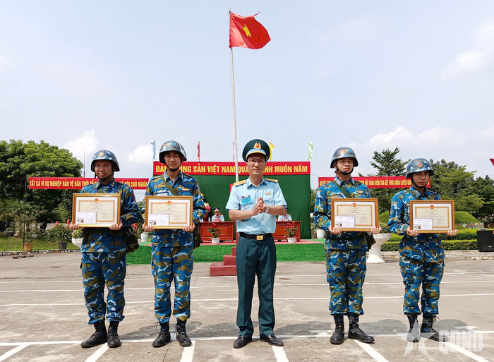 Chỉ huy trung đoàn trao thưởng cho các tập thể, cá nhân có thành tích xuất sắc tại hội thao. 