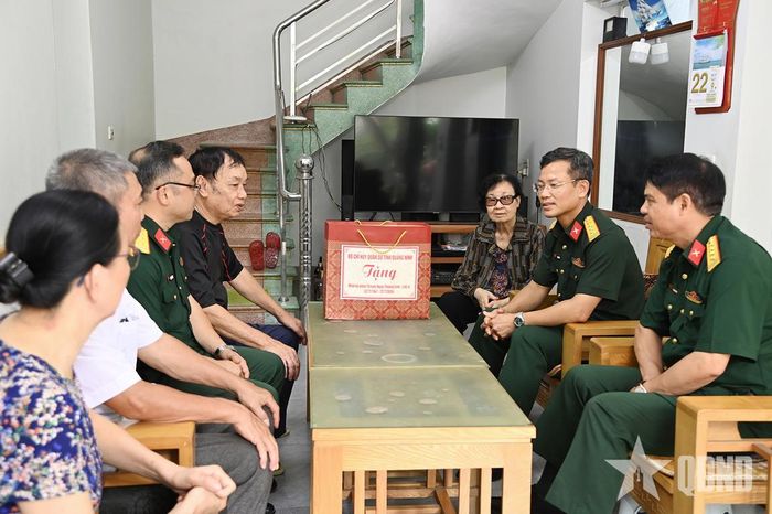 Đại tá Tiêu Văn Lẫm thăm, tặng quà thương binh 2/4 Dương Đình Thi ở tổ 16, khu 2, phường Cao Xanh.