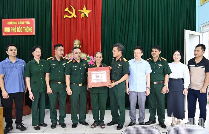  Đoàn công tác Bộ CHQS tỉnh thăm, tặng quà bà Nguyễn Thị Lan, cựu thanh niên xung phong có hoàn cảnh khó khăn tại khu Dốc Thông, phường Cẩm Phả.