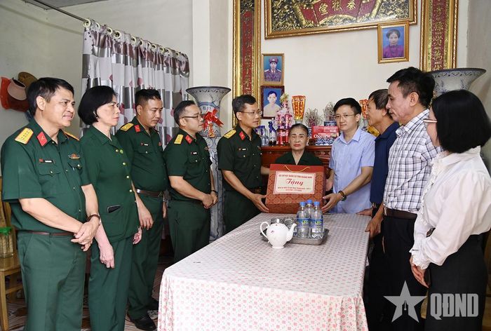 Đoàn công tác Bộ CHQS tỉnh thăm, tặng quà bà Phạm Thị Sịnh, cựu thanh niên xung phong có hoàn cảnh khó khăn tại khu Cẩm Thành, phường Cẩm Phả.