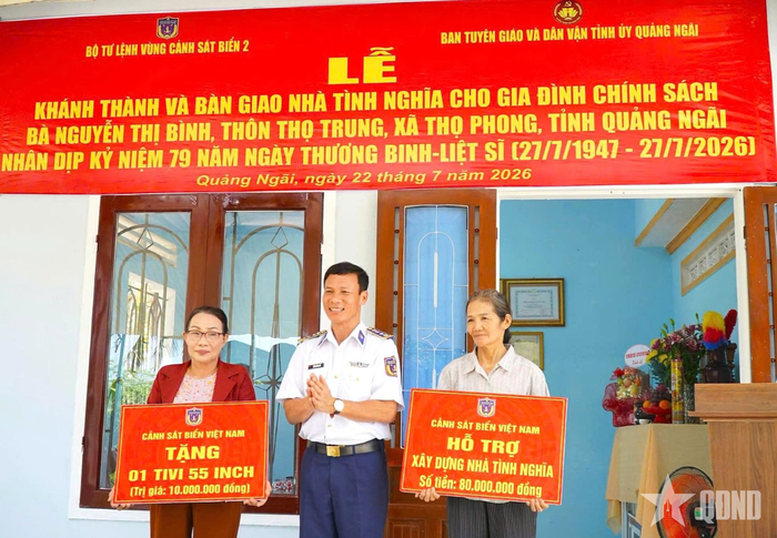 Cảnh sát biển Việt Nam hỗ trợ 80 triệu đồng xây dựng Nhà tình nghĩa và quà tặng tivi cho gia đình bà Nguyễn Thị Bình.