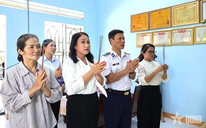Đoàn công tác cùng đại diện gia đình thành kính dâng hương tri ân các anh hùng liệt sĩ tại nhà bà Nguyễn Thị Bình.