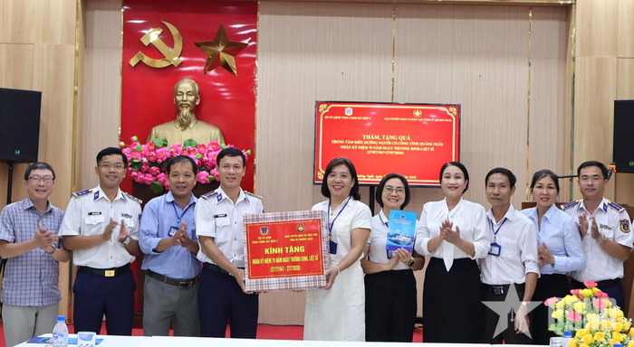 Đại tá Trần Hồng Quế, Phó chính ủy Vùng Cảnh sát biển 2 cùng đoàn công tác trao quà tặng đại diện Trung tâm Điều dưỡng người có công tỉnh Quảng Ngãi.