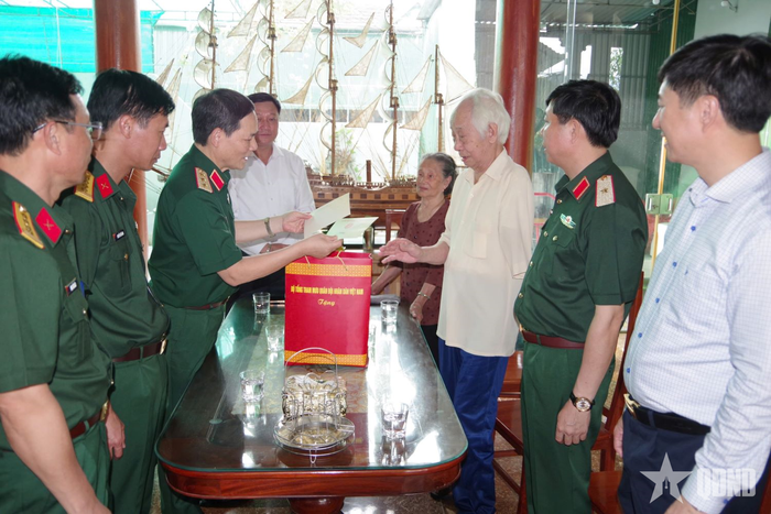 Thượng tướng Phạm Trường Sơn thăm, trao quà tặng thương binh Đặng Phi Song tại thôn Đại Thành, xã Đức Thọ, tỉnh Hà Tĩnh.