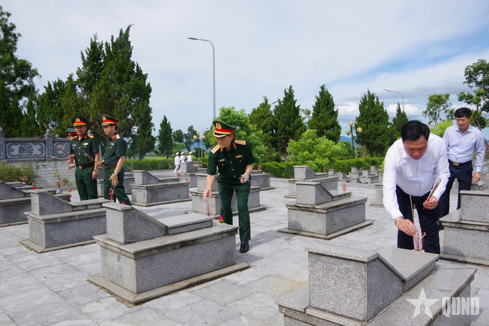 Thượng tướng Phạm Trường Sơn cùng đoàn công tác tưởng niệm các anh hùng liệt sĩ tại Phòng Hồ Chí Minh và Nghĩa trang Liệt sĩ xã Đức Thọ, tỉnh Hà Tĩnh.