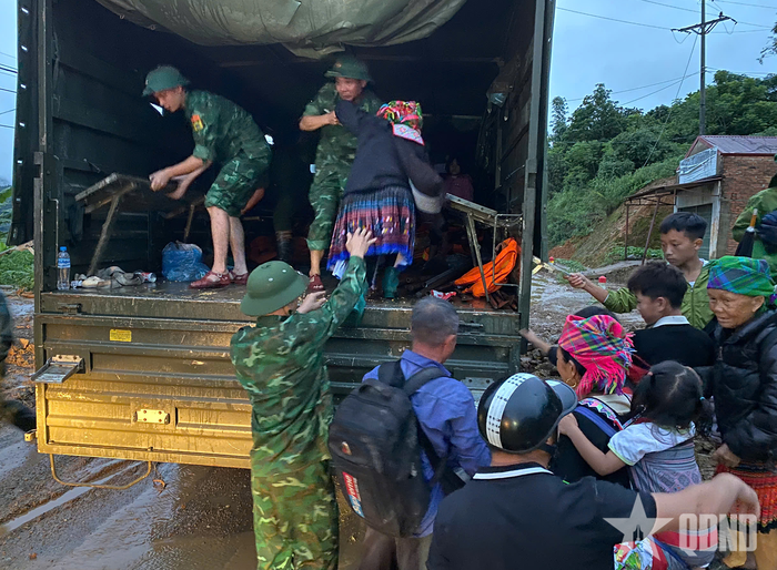 Bộ đội Biên phòng tỉnh Lai Châu giúp người dân vùng thiên tai di dời đến nơi an toàn. Ảnh do đơn vị cung cấp