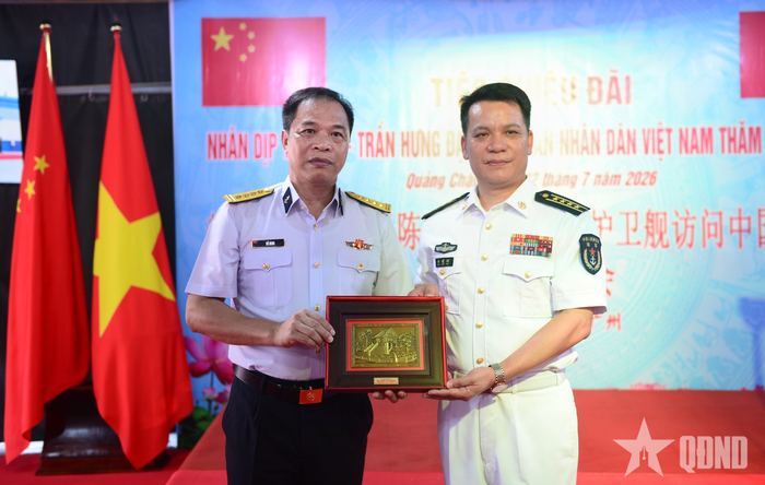 Đại tá Đỗ Minh, Phó tư lệnh Vùng 4 Hải quân nhân dân Việt Nam trao quà tặng Đại tá Tôn Kiến Huy, Tham mưu trưởng Căn cứ Hải quân Quảng Châu, Hải quân Quân giải phóng nhân dân Trung Quốc. 