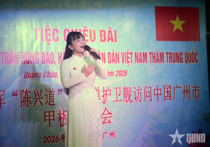  Ca sĩ Kim Tuyến, Đoàn văn công Hải quân nhân dân Việt Nam biểu diễn tại buổi tiệc.