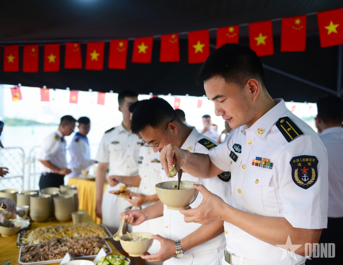  Sĩ quan, thủy thủ Hải quân hai nước thưởng thức các món ăn Việt Nam.