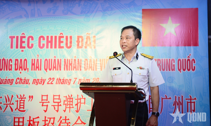  Đại tá Đỗ Minh, Phó tư lệnh Vùng 4 Hải quân nhân dân Việt Nam phát biểu tại tiệc chiêu đãi.
