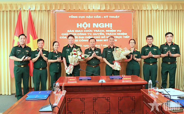 Thủ trưởng Tổng cục Hậu cần-Kỹ thuật tặng hoa chúc mừng hai đồng chí trên cương vị mới.
