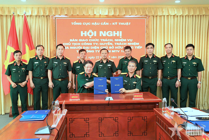 Thủ trưởng Tổng cục Hậu cần-Kỹ thuật và các đại biểu chứng kiến Đại tá Phạm Quốc Tuấn và Đại tá Nguyễn Xuân Lợi ký kết biên bản bàn giao.