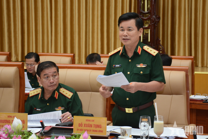  Thượng tướng Đỗ Xuân Tụng, Ủy viên Trung ương Đảng, Phó chủ nhiệm Tổng cục Chính trị phát biểu tại hội nghị.
