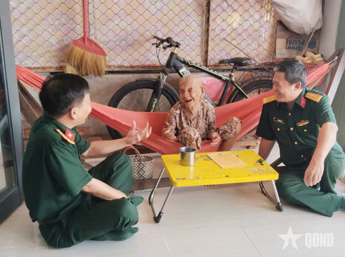 Đoàn công tác Quân khu 7 tặng quà, động viên mẹ Lâm Thị Rảnh.
