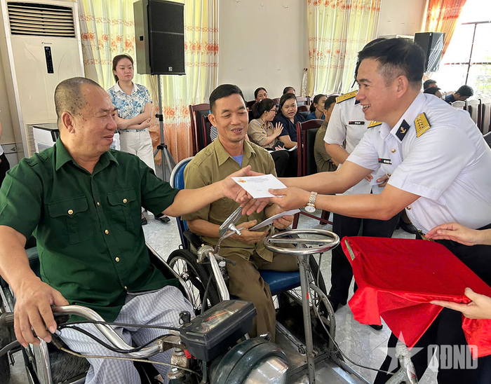 Cán bộ Hải đoàn 129 tặng quà các thương binh.