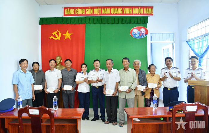 Bộ tư lệnh Vùng Cảnh sát biển 4 thăm, tặng quà các gia đình chính sách trên địa bàn.
