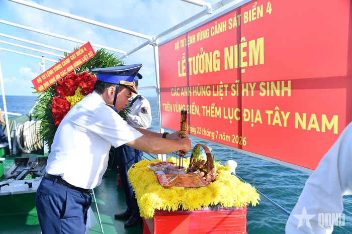 Thiếu tướng Đào Bá Việt, Tư lệnh Vùng Cảnh sát biển 4 dâng hoa, dâng hương tưởng niệm các anh hùng liệt sĩ đã hy sinh trên vùng biển, thềm lục địa Tây Nam của Tổ quốc.