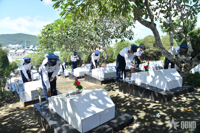 Cán bộ, chiến sĩ Bộ tư lệnh Vùng Cảnh sát biển 4 thắp hương tri ân các anh hùng liệt sĩ tại Nghĩa trang Liệt sĩ Phú Quốc.