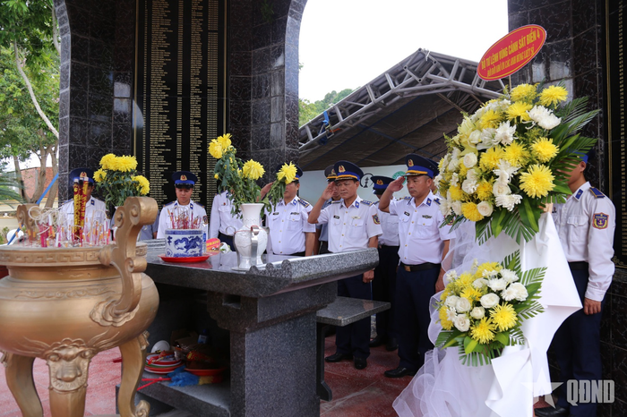 Quang cảnh lễ dâng hoa, dâng hương tưởng niệm các anh hùng liệt sĩ tại Nghĩa trang tù binh cộng sản Nắm Đấm, Phú Quốc.