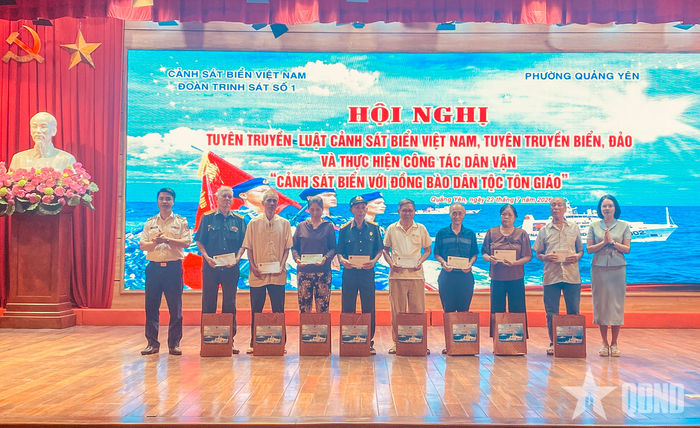  Ban tổ chức trao quà tặng gia đình chính sách.