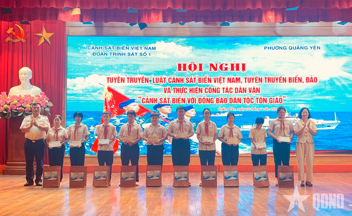  Ban tổ chức trao quà tặng học sinh có hoàn cảnh khó khăn.