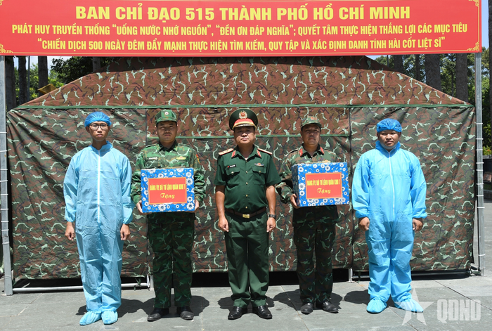  Trung tướng Trần Vinh Ngọc, Chính ủy Quân khu tặng quà động viên đội lấy mẫu ADN tại Nghĩa trang Liệt sĩ Củ Chi.