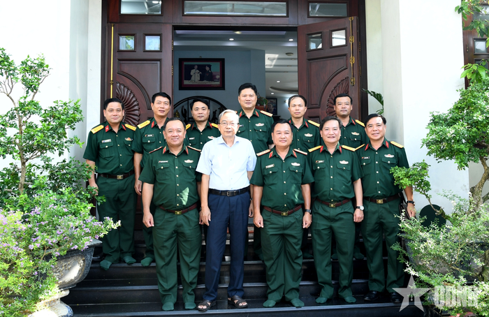  Đoàn công tác của Đảng ủy, Bộ tư lệnh Quân khu 7 thăm, tặng quà Trung tướng Phạm Văn Dỹ, nguyên Chính ủy Quân khu 7.