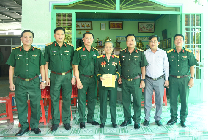  Trung tướng Trần Vinh Ngọc, Chính ủy Quân khu và đoàn công tác tặng quà Anh hùng LLVT nhân dân Phan Thị Út.