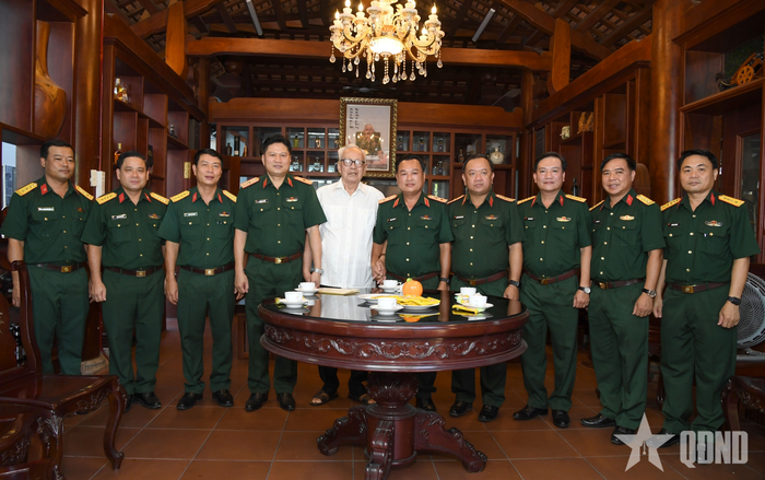 Đoàn công tác của Đảng ủy, Bộ tư lệnh Quân khu 7 thăm, tặng quà Trung tướng Lê Thành Tâm, nguyên Phó tư lệnh chính trị Quân khu 7.