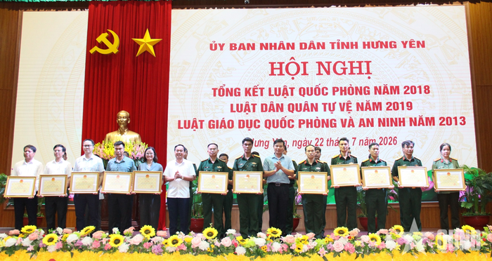 Lãnh đạo UBND tỉnh Hưng Yên trao bằng khen tặng các tập thể, cá nhân có thành tích trong thực hiện Luật Quốc phòng năm 2018, Luật Dân quân tự vệ năm 2019 và Luật Giáo dục quốc phòng và an ninh năm 2013.