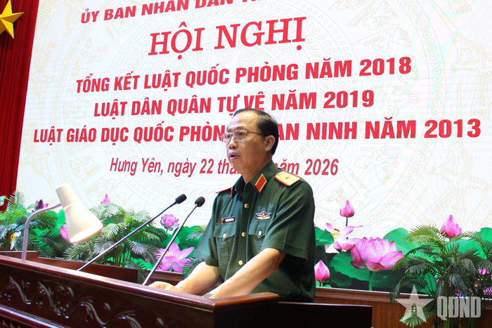  Thiếu tướng Nguyễn Đức Dũng, Phó tư lệnh, Tham mưu trưởng Quân khu 3 phát biểu tại hội nghị. 