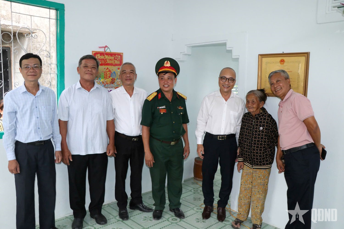  Lãnh đạo phường Ba Ngòi tham quan nhà, động viên gia đình bà Nguyễn Thị Tám.