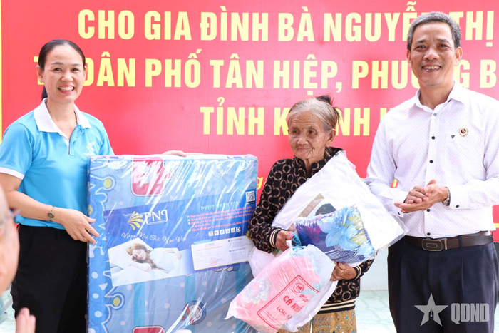  Các tổ chức, cá nhân trao tặng bà Nguyễn Thị Tám các vật dụng sinh hoạt.