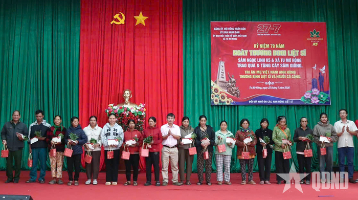 Lãnh đạo xã Tu Mơ Rông trao cây giống sâm Ngọc Linh và quà tặng gia đình chính sách, người có công.