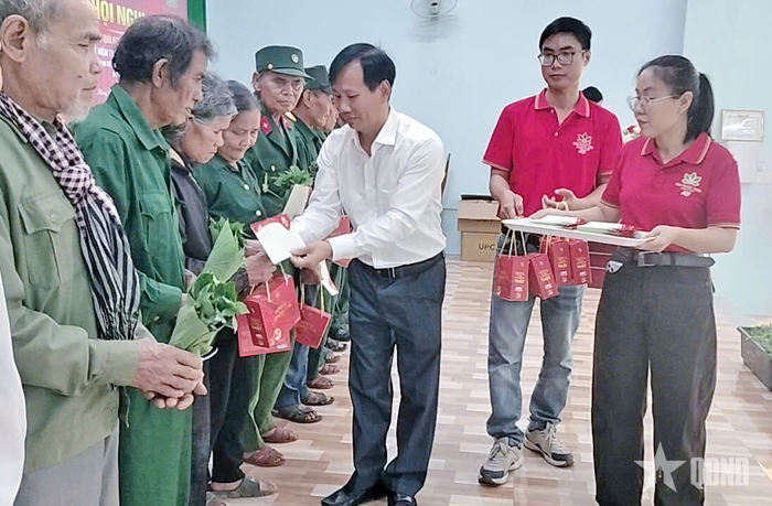 Đại diện Công ty Cổ phần Sâm Ngọc Linh Kon Tum trao cây giống sâm Ngọc Linh và quà tặng gia đình chính sách, người có công.