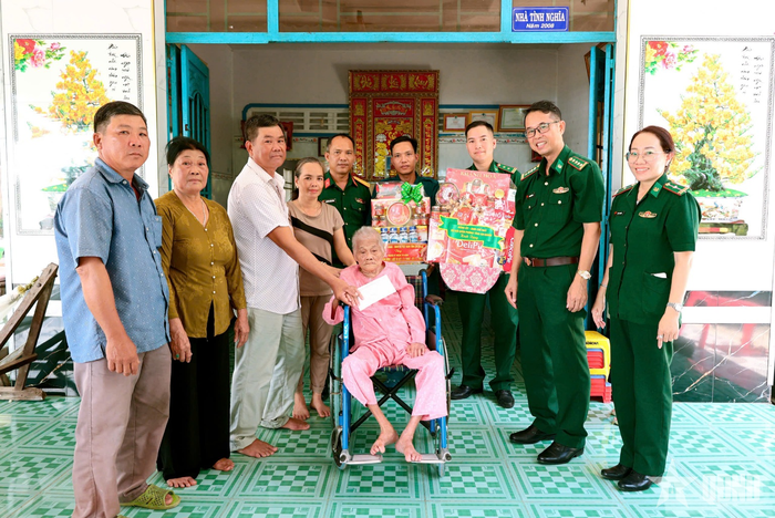 Đoàn công tác Ban chỉ huy Bộ đội Biên phòng tỉnh An Giang thăm, tặng quà Bà mẹ Việt Nam Anh hùng Trần Thị Ba.