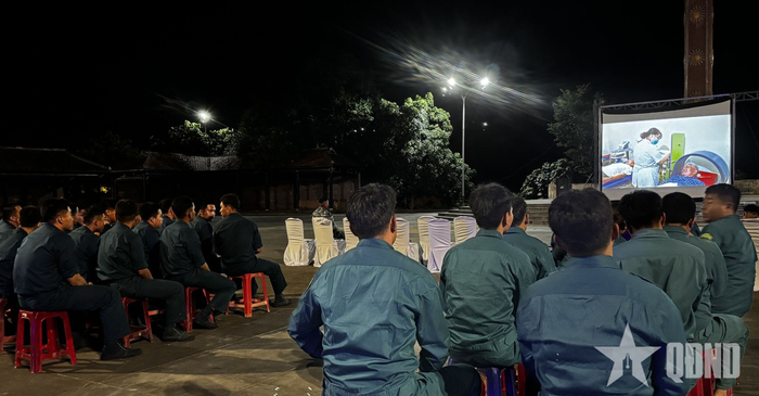 Đội Điện ảnh Sư đoàn Phòng không 375 chiếu phim tài liệu.