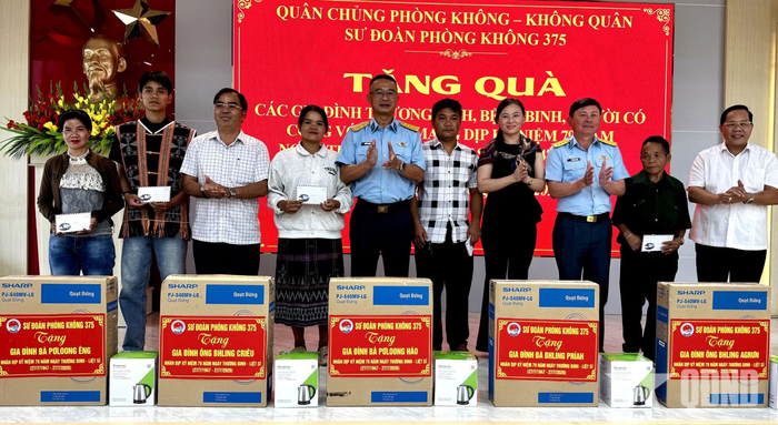  Đoàn công tác của Sư đoàn Phòng không 375 trao quà tặng các gia đình chính sách ở xã Tây Giang.