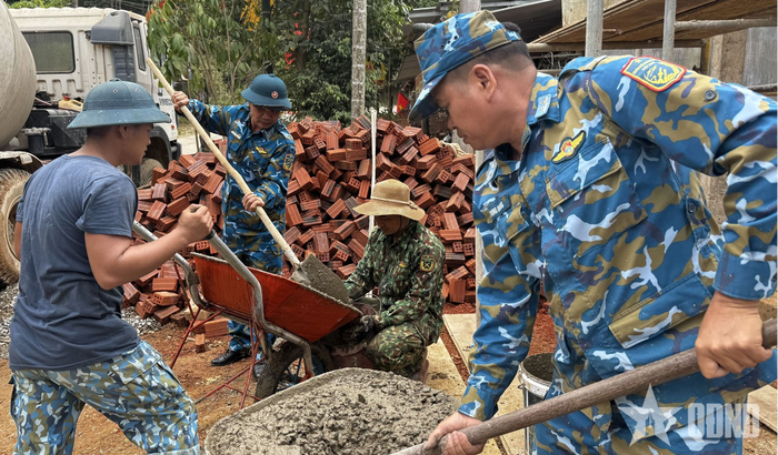 Cán bộ, chiến sĩ Sư đoàn Phòng không 375 tham gia các hạng mục công trình bất kể thời tiết nắng, mưa. 