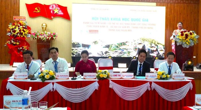 Các đại biểu chủ trì buổi hội thảo.