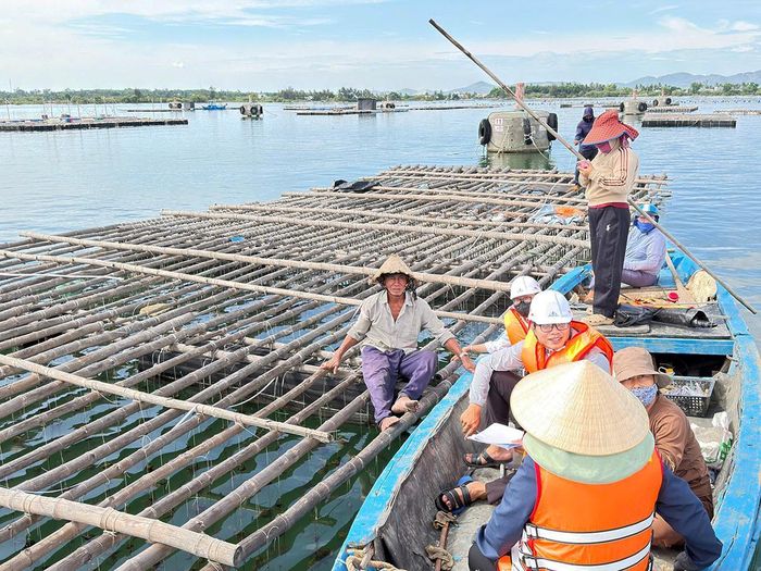 Lực lượng chức năng kiểm kê hiện trạng lồng bè để hỗ trợ cho người dân trước khi di dời.