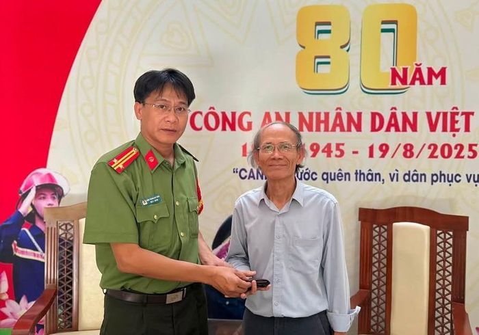 Công an phường An Khê trao trả tài sản cho ông Hân.