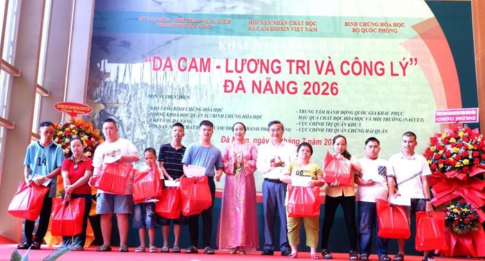 Phó Chủ tịch UBND TP Đà Nẵng Nguyễn Thị Anh Thi trao tặng quà cho các NNCĐDC. Ảnh: P.T